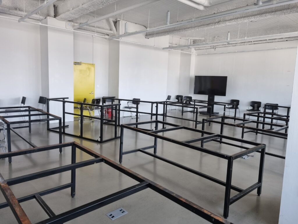 작업대 프레임 설치 현장 산업용 작업대 제작 철제 구조 작업대 상판 전 단계